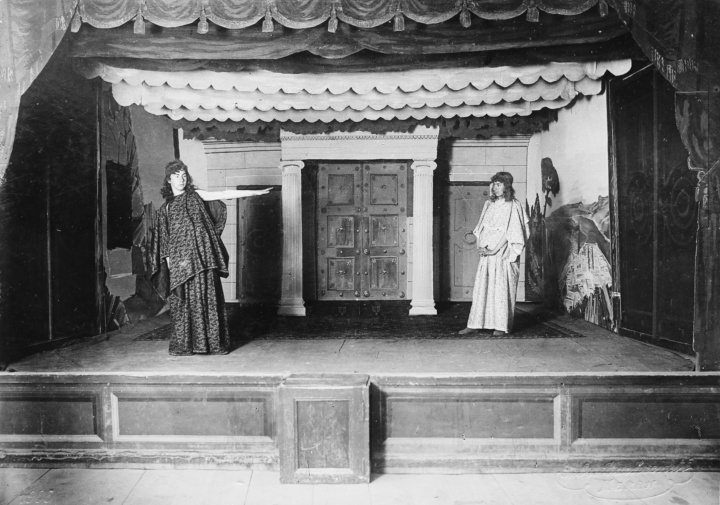 Schülertheateraufführung von 1905 ; 2 Schüler in langen Gewändern auf der Bühne. Fotografie